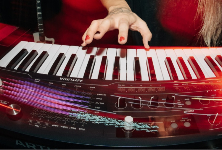 Arturia MiniFreak 49, Synthesizer Hibrida dengan 49 Tuts dan Kontrol Sentuh XYZ