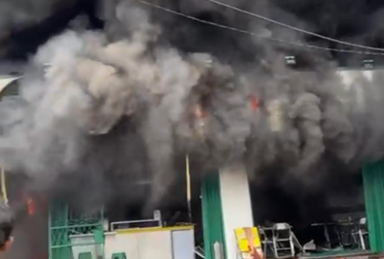 Margonda Depok ‘Membara’ Dikepung Asap saat Lebaran, Oseng Endok Kebakaran