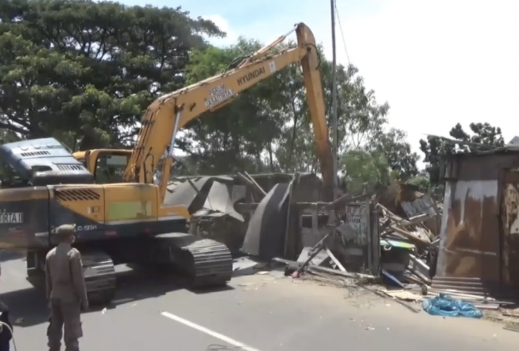 Terindikasi Prostitusi,Satpol PP Gusur 172 Bangunan Liar di Bantaran Kalimalang