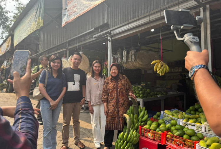 Bertemu Risma, Pengunjung dan Pedagang Trawas Riuh