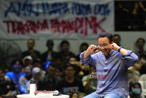 Capres Anies Baswedan menyapa para pendukung saat berlangsungnya Desak Anies yang digelar di DBL Arena Surabaya, Jawa Timur, Jumat, 10 Februari 2024. Calon presiden nomor urut 1 Anies Baswedan menyebut acara 