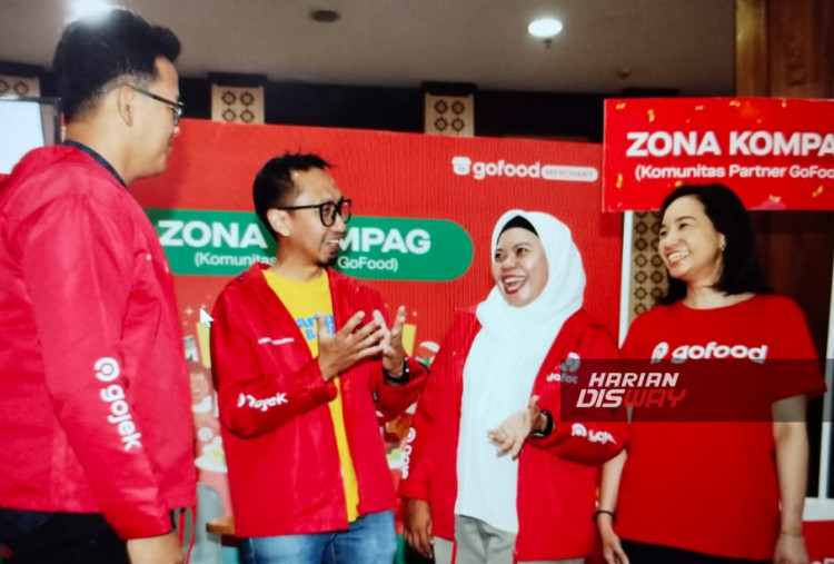 Inovasi tersebut hadir untuk memudahkan pelaku UMKM mengadopsi teknologi secara inklusif. Selain proses pendaftaran cepat, GoFood juga menghadirkan fitur scan menu yang mampu mengunggah daftar menu secara otomatis hanya dengan memotret menu usaha. Kehadiran fitur ini diklaim mampu menghemat waktu, sehingga pelaku usaha dapat lebih fokus pada strategi pertumbuhan bisnis. Setelah bergabung, Mitra Usaha juga mendapatkan berbagai solusi berbasis teknologi untuk meningkatkan visibilitas dan performa penjualan.