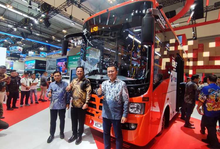 Serah Terima di GIIAS 2025, Isuzu ELF NQR B Jadi Andalan Armada Transjakarta