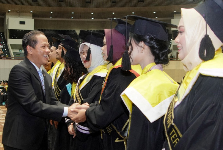Menteri LH: Wisuda UNAS 2025 Dari Panggung Akademik ke Gerakan Lingkungan Global 