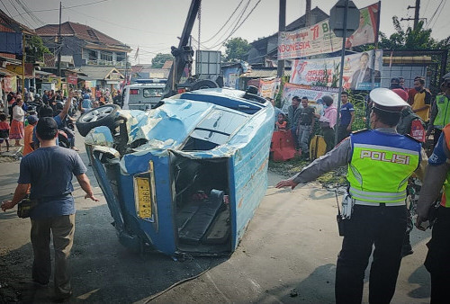Angkot Citeureup-Pasar Anyar Bogor Ringsek Dihantam Commuter Line di Perlintasan Kebon Pedes, Kok Bisa?