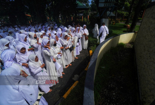 Sejumlah pelajar dari SMK Muhammadiyah 1 Surabaya melempar jumrah saat latihan manasik haji di Asrama Haji Surabaya, Jawa Timur, Jumat (3/3/2023). Kegiatan belajar Manasik haji tersebut diikuti sebanyak 205 pelajar SMK Muhammadiyah 1 Surabaya itu untuk ujian praktek dan memberikan pemahaman urutan pelaksanaan haji. (foto: Julian Romadhon)