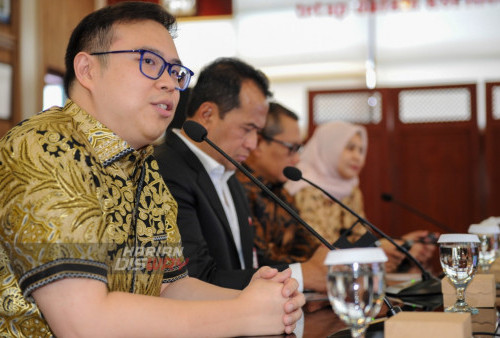 Anthony Utomo, Managing Director PT Utomo Chargeplus Indonesia, menjelaskan kerjasama Utomo Charge+ dan PLN saat peresmian Stasiun Pengisian Kendaraan Listrik Umum (SPKLU) Utomo Charge+ di Jalan Basuki Rahmat, Surabaya, Jawa Timur, Rabu, 16 Agustus 2023. PT Utomo Chargeplus Indonesia menyediakan SPKLU dengan daya 120kW menggandeng PT PLN (Persero) UID Jawa Timur untuk pengisian daya mobil listrik untuk mempercepat infrastruktur kendaraan listrik di Jawa Timur.  (Julian Romadhon/Harian Disway)
