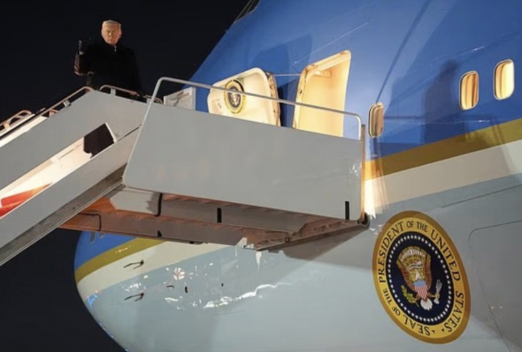 Air Force One Putar Balik ke DC Akibat Permasalahan Elektrik, Trump Ganti Pesawat ke World Economic Forum Swedia