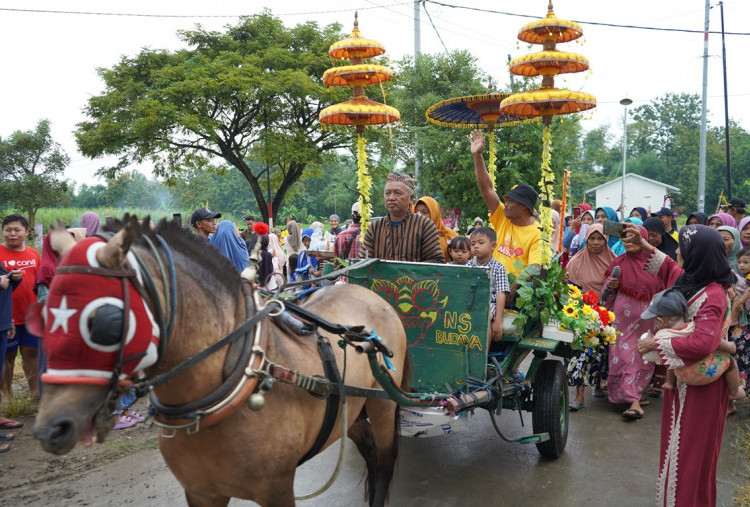 Warga Mantup Lamongan Dapat Hadiah Mobil dari Viu dan Telkomsel Diarak Meriah Tradisi Lokal