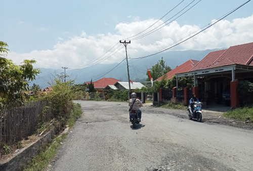 Lubang Menganga Ancam Pengendara di Jalan Milik Provinsi Desa Tik Jeniak 