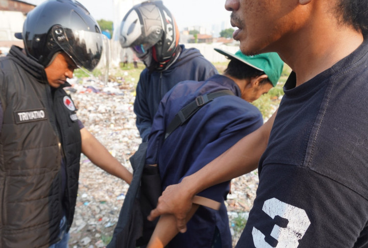 Kampung Boncos Digrebek, 4 Orang Diamankan dan Puluhan Alat Isap Sabu Disita