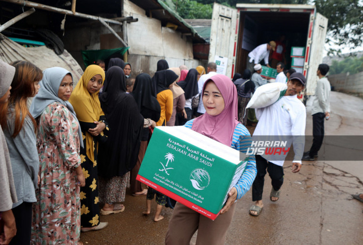 Warga membawa bantuan paket pangan Ramadhan 1446 H melalui BAZNAS ke warga Kampung Sumur Batu di Bantar Gebang, Bekasi, Jawa Barat, Selasa (18/2/2025). BAZNAS akan menyalurkan bantuan sebanyak 7.911 paket pangan Ramadhan 1446 H dari lembaga bantuan kemanusiaan yang didirikan Raja Salman bin Abdulaziz Al-Saud, King Salman Humanitarian Aid & Relief Centre. HARITSAH ALMUDATSIR/HARIAN DISWAY