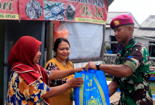 Pemberian bingkisan berupa sembako tersebut dipimpin oleh Letda Marinir Rhesakti Beavizaretta Martind, selain untuk menyambut Hari Raya Idul Fitri 1444 H, kegiatan tersebut juga sebagai bentuk perhatian dan kepedulian serta upaya menjalin hubungan tali silatuhrahmi dengan warga Tambak Cemandi dan sekitarnya di bulan suci Ramadhan tahun ini. Adapun sasaran yang mendapatkan bingkisan yaitu para nelayan dan warga yang kurang mampu. (foto: Boy Slamet)