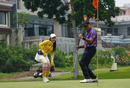 Peserta berhasil memasukan bola ke dalam hole ketika mengikuti Turnamen Golf dalam ajang Anniversary ke-27 Bukit Darmo Golf (BDG) Surabaya, Jawa Timur, Sabtu (5/11/2022). Dalam Turnamen tersebut diikuti sebanyak 8 negara yaitu Indonesia, Jepang, Korea, Taiwan, Singapore, UK, Brasil dan India, untuk merebutkan hadiah senilai Rp 10 M di ajang Anniversary ke-27 Bukit Darmo Golf (BDG) Surabaya yang digelar tanggal 5 hingga 6 Oktober 2022.