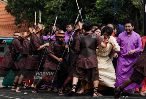 Sejumlah umat Kristiani memerankan aktor dalam cerita jalan salib saat peringatan Jumat Agung di Gereja Katolik St Mikael, Surabaya, Jawa Timur, Jumat (7/4/2023). Prosesi yang menceritakan kesengsaraan Yesus hingga wafatnya tersebut merupakan rangkaian perayaan Tri Hari Suci Paskah (Kebangkitan Yesus). (foto: Julian Romadhon)
