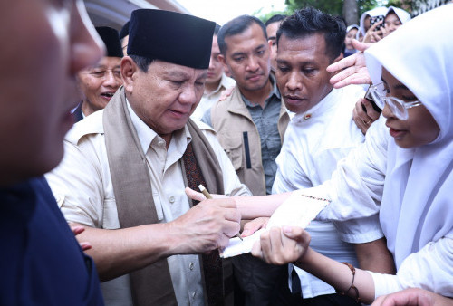 Kunjungi Ponpes Cipasung, Prabowo Dikalungi Syal dan Dapat Wejangan dari KH Koko Komarudin Ruhiat