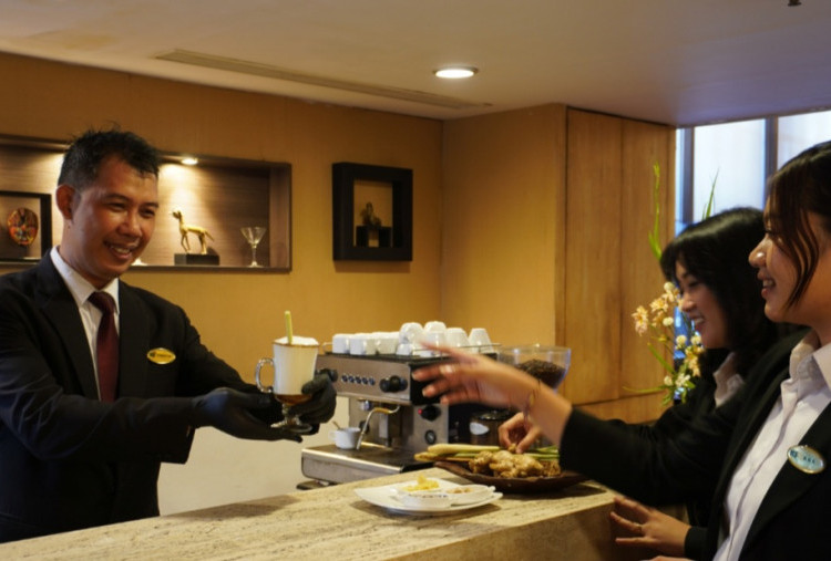 Hotel Santika Pandegiling Surabaya Demo Masak Wedang Remas, Mocktail Sari Bunga, dan Nasi Goreng Kwetiau