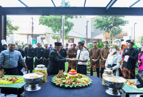 Sambut HUT RI ke-79, Whiz Luxe Hotel Spazio Surabaya Hadirkan Parade Tumpeng 7 Meter