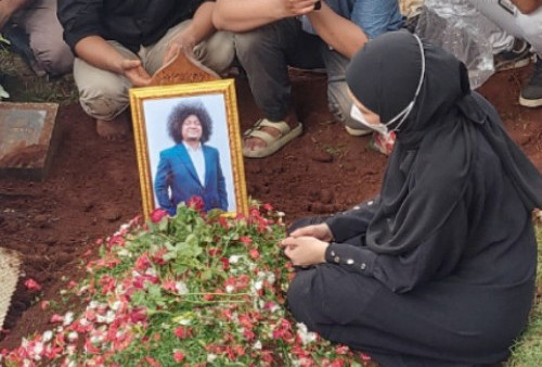 Pemakaman Babe Cabita di TPU Ciputat Diwarnai Isak Tangis Rekan Stand Up Comedy dan Keluarga