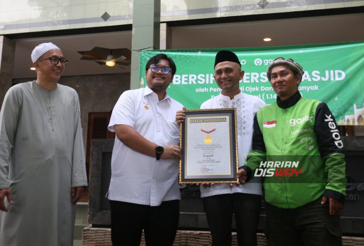 Aksi tersebut juga mencatatkan rekor di Museum Rekor Dunia Indonesia (MURI) sebagai kegiatan bersih-bersih masjid oleh pengemudi ojek daring terbanyak, dengan total 1.147 mitra terlibat.