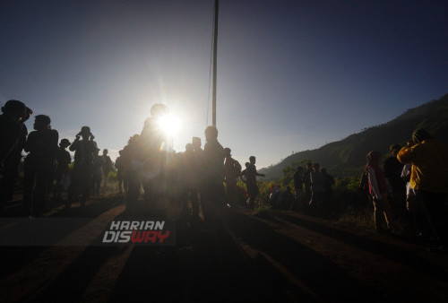 Sebanyak 500 orang mengikuti upacara bendera untuk memperingati HUT ke-77 Proklamasi Kemerdekaan RI di Puncak Bukit Pundak, Pacet, Mojokerto, Jawa Timur, Rabu 17 Agustus 2022. Ratusan orang tersebut terdiri pendaki, relawan, pecinta alam, dan, pelajar untuk mengikuti upacara yang digelar Ganawana di Bukit dengan ketinggian 1.585 mdpl dengan membentangkan bendera merah putih sepanjang 20 meter.
