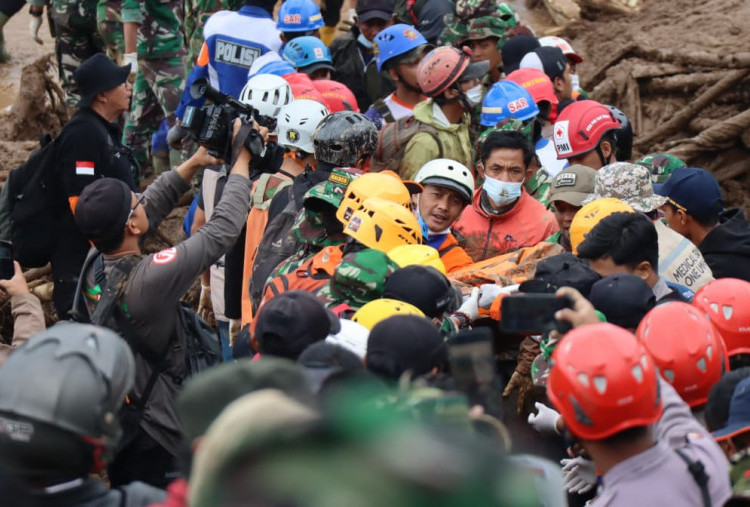 Update Longsor Bandung Barat: 20 Jenazah Berhasil Diidentifikasi, Pencarian Berlanjut dengan 9 Ekskavator