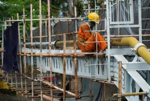 Petugas instalasi dari PGN melakukan pengecatan ulang terhadap pipa sepanjang 25 meter yang melintasi sungai Kalimas Surabaya, Jawa Timur, Senin (19/6/2023). PT PGN Tbk melakukan perawatan pipa gas sepanjang 25 meter yang melintasi Kalimas itu untuk mendukung program pemerintah dan mewujudkan kawasan ramah lingkungan, serta untuk melayani 204 sambungan jaringan Gas Bumi rumah tangga di kawasan tersebut.