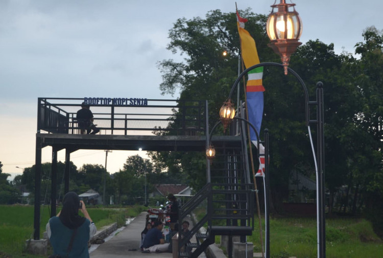 Berdayakan Aset BUMdes, Mahasiswa BBK 7 Unair Tingkatkan Visibilitas Rooftop Kopi Senja Mojokerto