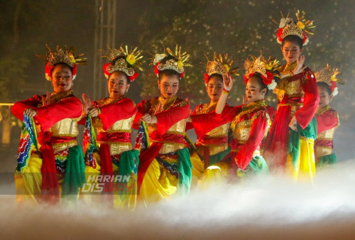 Tari dandan asal Banjarmasin tampil di acara Culture Night di Balaikota, Surabaya, Jawa Timur, Senin 17 Juli 2023. Culture Night sebagai malam penutupan Surabaya Cross Culture International Folk Art Festival 2023 yang diikuti oleh 8 negara diantaranya negara Uzbekistan, India, South Korea, Philippine, France, Greece, Mexico, Sri Langka dan 9 daerah di Indonesia diantaranya Banjarmasin, Mojokerto, Flores, Jakarta, Bali, Kendari, Pangkal Pinang, Polewali Mandar, Surabaya, dengan masing-masing menampilkan tarian tradisional daerah asal. (Moch Sahirol Layeli)


