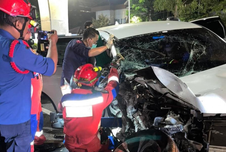 CRV Alami Kecelakaan Tunggal di Jaksel, Damkar Turun Tangan Evakuasi Korban