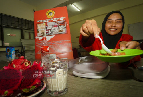 Rizka Larasati Putri Mahasiswa mahasiswa Program Studi (Prodi) Agroindustri mempraktekan proses memanfaatkan limbah buah naga sebagai topping minuman kekinian di Universitas 17 Agustus 1945 (Untag) Surabaya, Jawa Timur, Kamis 1 September 2022. Rizka membuat karya tersebut untuk merampungkan tugas akhir berjudul ‘Pemanfaatan Ekstrak Kulit Buah Naga Merah (Hylocerceus Polyrhizus SP) pada Produk Boba Kayu Manis.
