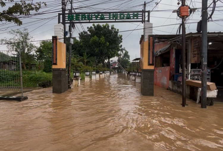 Hujan Deras Sejak Malam Bikin Perumahan Meruya Indah Banjir