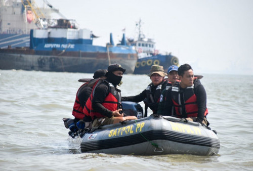 Satpol PP Surabaya Rutin Patroli Laut, Awasi Penggunaan Alat Tangkap Ikan Ilegal