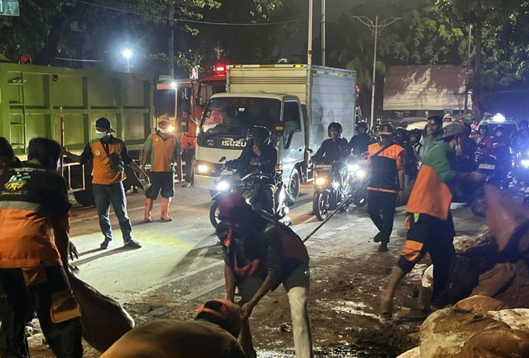 DLH DKI Angkut 18,72 Ton Sampah Sisa Demo di  Kawasan Gedung DPR
