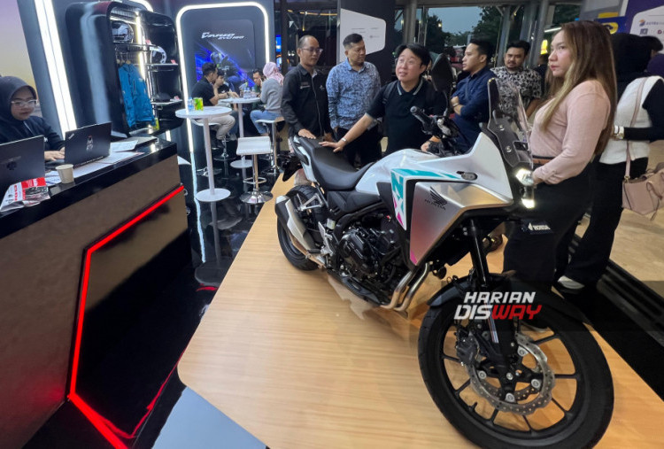 Sorotan utama tahun ini adalah debut perdana New Honda NX500 di Indonesia. Big bike adventure touring tersebut mengusung konsep daily crossover dan dibekali teknologi Honda E-Clutch, panel instrumen TFT Full Color 5 inci, serta fitur konektivitas Honda RoadSync untuk meningkatkan kenyamanan berkendara.