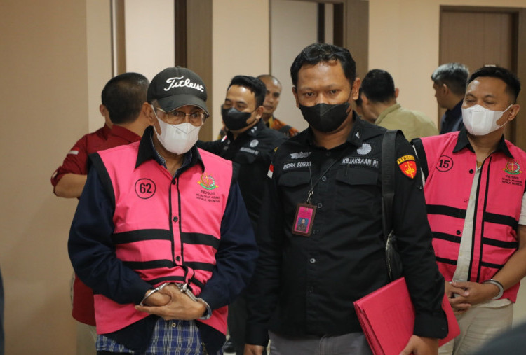 Penampakan 3 Tersangka Kasus Dugaan Korupsi Pemberian Kredit Terhadap Sritex