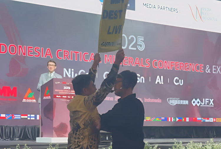 Sempat Diamankan, 4 Aktivis Greenpeace dalam Aksi Save Raja Ampat di Konferensi Nikel Dipulangkan