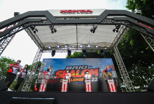 Sejumlah peserta pamer aksi kelincahan mobi dalam ajang Brio Slalom Challenge (BSC) 2022 seri ke-4 di Parkir Timur Delta Plaza Surabaya, Jawa Timur, Sabtu 10 September 2022. Brio Slalom Challenge (BSC) 2022 merupakan sebuah terobosan positif pabrikan mobil untuk memfasilitasi event slalom. Dalam event tersebut peserta wajib menggunakan kendaraan Honda Brio generasi kedua (CVT/MT) yang diproduksi oleh PT Honda Prospect Motor. Tercatat 80 peserta dalam even tersebut melakukan registrasi untuk berlaga di kelasnya. 