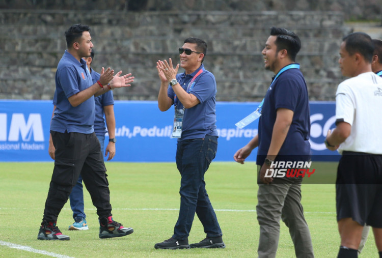 Direktur Utama PT LIB Ferry Paulus (tengah) saat membuka pertandingan pertama PNM Liga Nusantara antara Sumut FC melawan PSDS Deli Serdang di stadion Sriwedari, Solo, Jawa tengah, Jumat (13/12/2024). PT Liga Indonesia Baru (PT LIB) menyelenggarakan kompetisi kasta ketiga Liga Nusantara 2024-2025 dengan nama PNM Liga Nusantara itu diikuti 16 klub dari seluruh Indonesia yang akan dimulai pada Jumat, 13 Desember 2024. HARITSAH ALMUDATSIR/HARIAN DISWAY