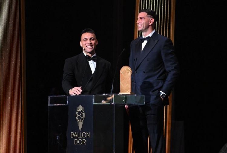 Back to Back! Emiliano Martinez Sabet Gelar Yashin Trophy di Ballon d'Or 2024