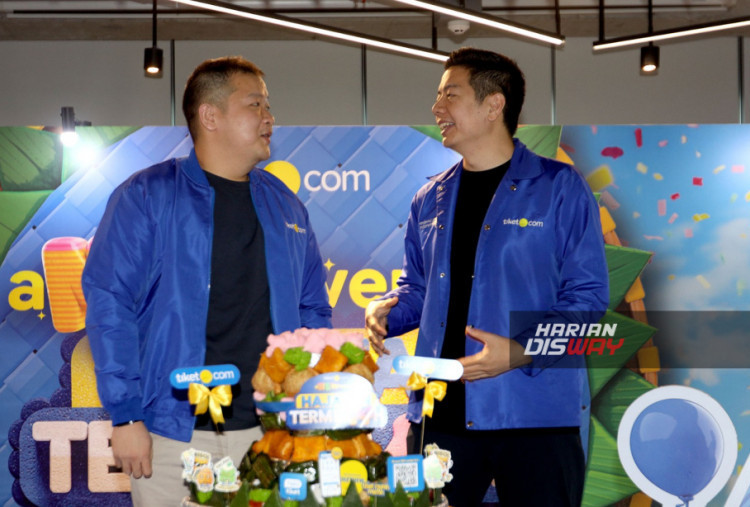 (Ki-Ka) Dimas Surya Yaputra, Co-Founder & CEO tiket.com dan Gaery Undarsa, Co-Founder & CMO tiket.com berfoto dengan kue tampah sebagai ikon dan simbolis perayaan ulang tahun ke-14 tiket.com bertajuk aNEWversary. Perayaan ini menegaskan komitmen tiket.com sebagai the most loved travel and lifestyle platform, dengan solusi perjalanan yang adaptif terhadap dinamika industri.
