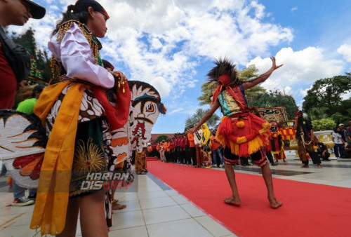 Tarian tradisional Ponorogo, Reog, menyambut kehadiran Walikota Surabaya, Eri Cahyadi, saat tiba di Halaman Balai Kota Surabaya, Jawa Timur, Rabu (1/3/2023). Pemerintah Kota (Pemkot) Surabaya mendapatkan penghargaan Adipura Kencana. Penghargaan itu diberikan oleh Pemerintah karena dinilai berhasil menangani permasalahan kebersihan serta pengelolaan lingkungan di Kota Pahlawan. (foto: Moch Sahirol Layeli)