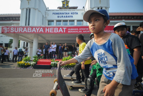 Puluhan pecinta skateboard saat berada di Taman Surya Surabaya, Jawa Timur, Rabu (21/6/2023). Puluhan pecinta skateboard tersebut melakukan konvoi keliling kota untuk memperingati Skateboard World Day 2023.