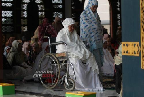 Umat Islam melakukan shalat Idul Adha di Masjid Al Akbar, Suirabaya, Jawa Timur, Kamis (29/6/2023). Shalat Idul Adha 1444 H yang dilakukan pada hari Jumat ini mengikuti tanggal yang ditetapkan oleh Pemerintah.