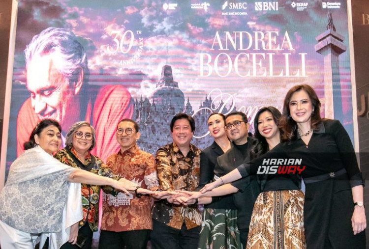 (Kiri–kanan) Direktur Utama PT Jakarta International Expo (JIExpo) Siti Hartati Murdaya, Wakil Direktur Utama PT Bank SMBC Indonesia Tbk. Michellina Laksmi Triwardhany, Menteri Kebudayaan Republik Indonesia Fadli Zon, Founder Shoemaker Prajna Murdaya, Menteri Pariwisata Republik Indonesia Widyanti Putri Wardhana, Menteri Ekonomi Kreatif Republik Indonesia Teuku Riefky Harsya, Direktur Utama PT Aviasi Pariwisata Indonesia (Persero) Maya Watono, dan Wakil Direktur Utama PT Bank Negara Indonesia Tbk. Alexandra Askandar dalam konferensi pers Andrea Bocelli Romanza 30th Anniversary World Tour Indonesia di Jakarta International Expo (JIExpo) Kemayoran, Jakarta, Rabu (19/8). Melalui Jenius by SMBC Indonesia dan Sinaya Prioritas, masyarakat dapat menikmati berbagai manfaat untuk konser tersebut, mulai dari harga tiket khusus hingga hospitality package.