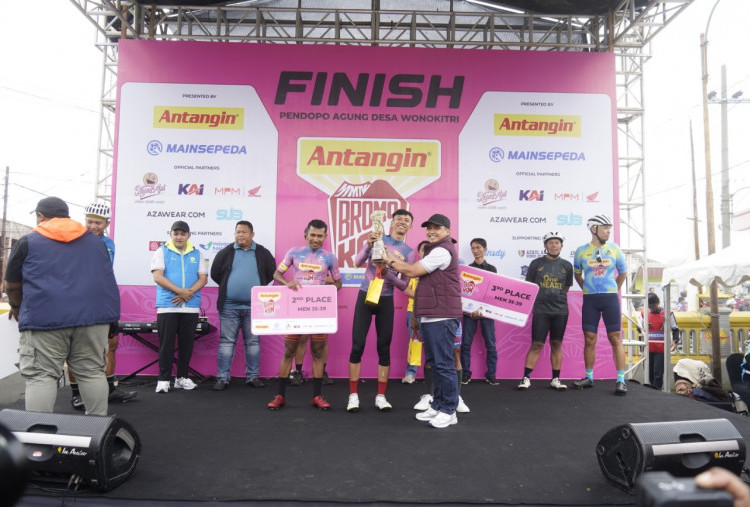 Sambut Cyclist di Finish Bromo Kom, Wali Kota Pasuruan Apresiasi Bromo Kom 