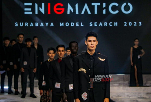 Sejumlah model memperagakan busana pada Surabaya Fashion Parade 2023 yang digelar di Tunjungan Plaza 3, Surabaya, Jawa Timur, Minggu, 10 September 2023. Fashion Parade yang mengusung tema Enigmatico ini menampilkan koleksi Sustainable Show dan menampilkan busana-busana karya desainer-desainer dari dalam negeri maupun luar negeri yang digelar hingga 10 September 2023. (Moch Sahirol/Harian Disway)