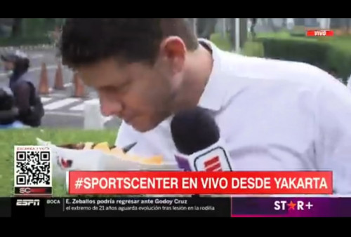Kocak, Reporter TV Agentina Live Report Makan Sate Usus Jelang FIFA Matchday