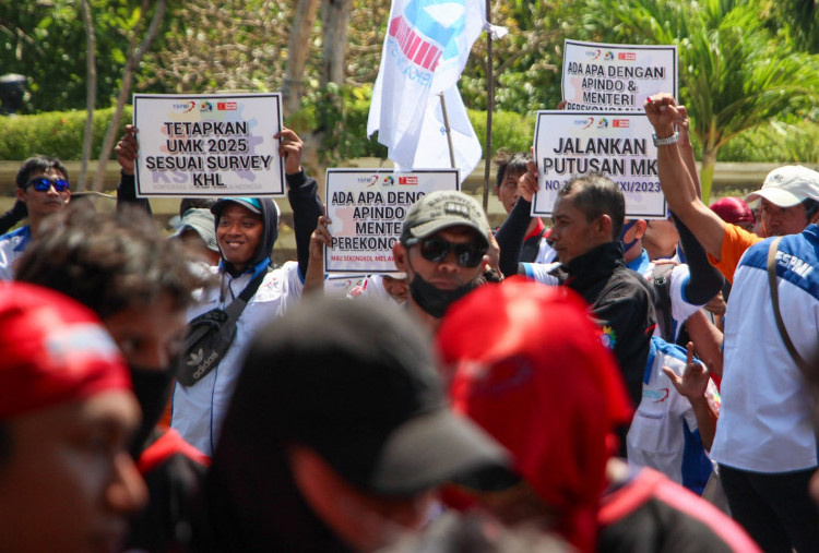 Geruduk Kantor Gubernur Jatim, Ratusan Buruh Tuntut Kenaikan UMK 10 persen