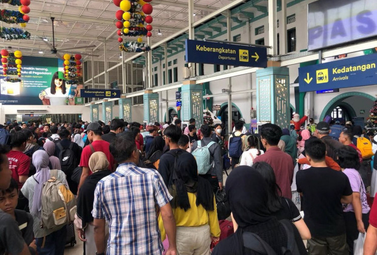 Hari Ini Puncak Arus Mudik Natal di Stasiun Gambir dan Pasar Senen, 93 Persen Tiket Sold Out